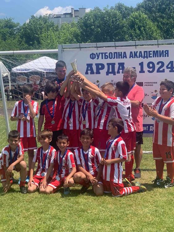 Младите футболисти на „Хасково“ с купа за трето място от турнир в Кърджали