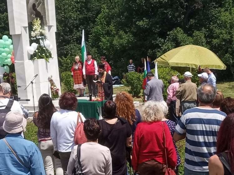 Членовете на ГЕРБ от Крумовград се поклониха пред паметта на избитите деца на Илиева нива