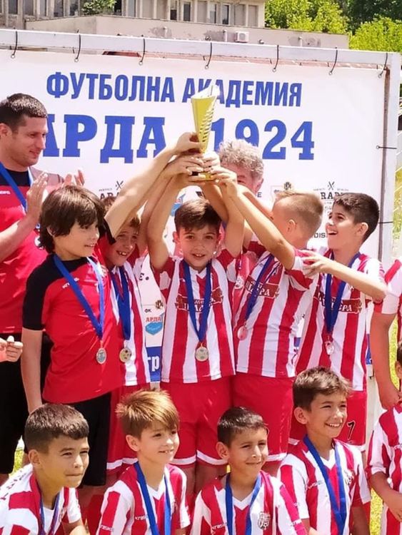 Младите футболисти на „Хасково“ с купа за трето място от турнир в Кърджали