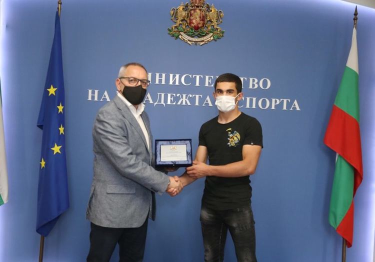 Спортният министър почете Рухан Расим от клуб "Крепост"-Стремци след бронза в Скопие