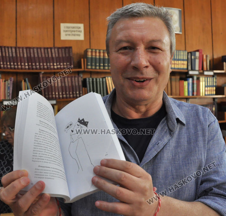 Митко Новков представи „Изядената ябълка“ в хасковската библиотека