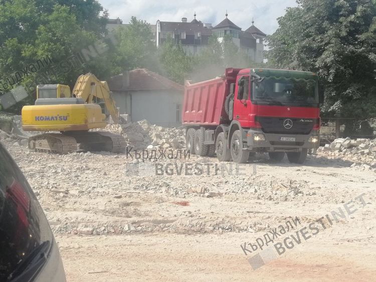 Разрушаването на старата джамия