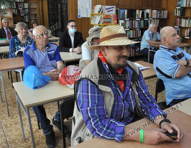 Митко Новков представи „Изядената ябълка“ в хасковската библиотека