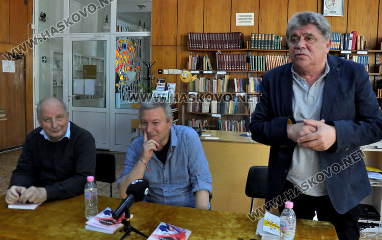 Митко Новков представи „Изядената ябълка“ в хасковската библиотека