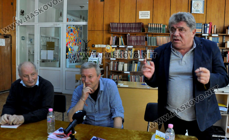 Митко Новков представи „Изядената ябълка“ в хасковската библиотека