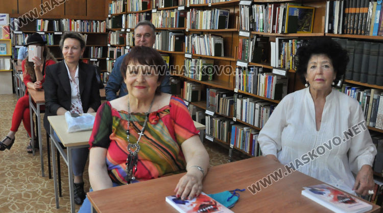 Митко Новков представи „Изядената ябълка“ в хасковската библиотека