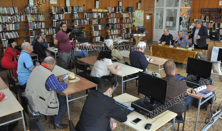Митко Новков представи „Изядената ябълка“ в хасковската библиотека