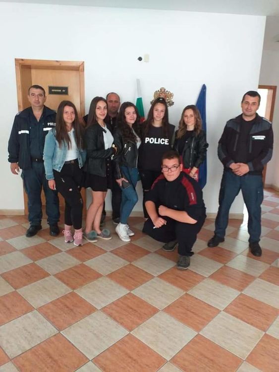 Полицейски служители от участъка в с. Баните изнесоха открит урок пред ученици