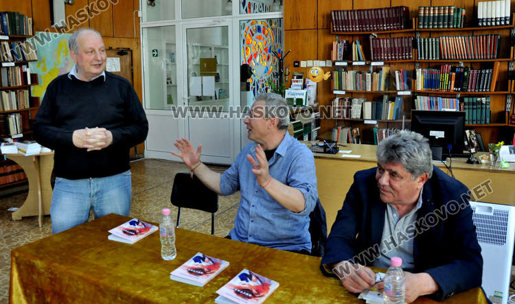 Митко Новков представи „Изядената ябълка“ в хасковската библиотека