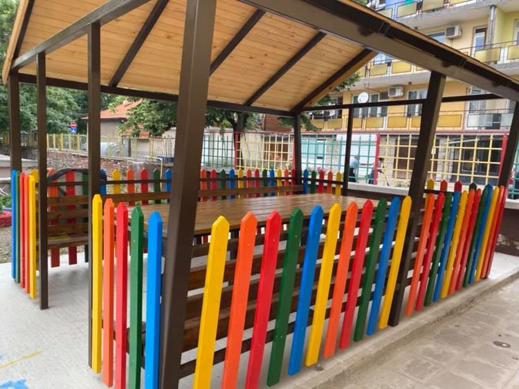 Класна стая на открито имат вече в НУ"Христо Ботев"