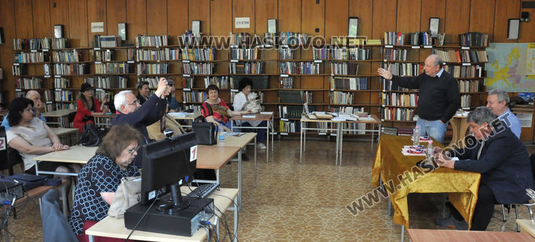 Митко Новков представи „Изядената ябълка“ в хасковската библиотека