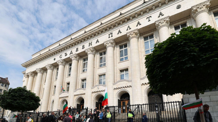 Блокада на всички входове на Съдебната палата под надслов "Гешев вън!"