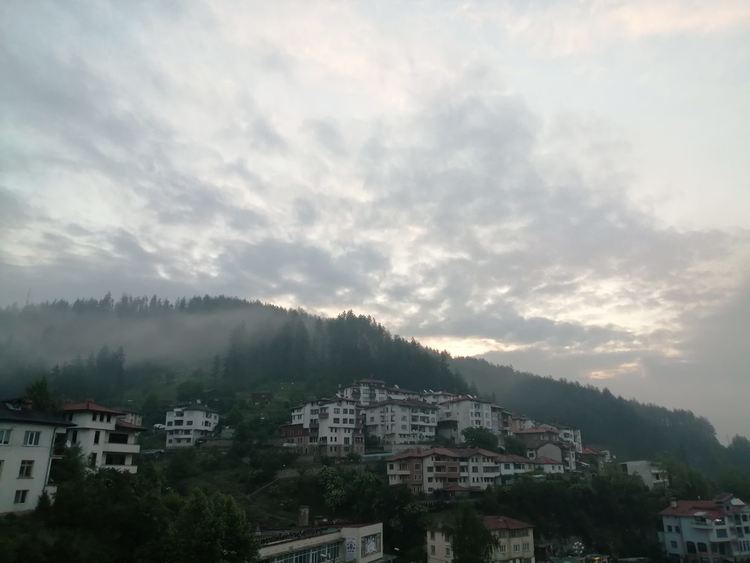 Времето остава неустойчиво, облачно и с валежи около и след обяд