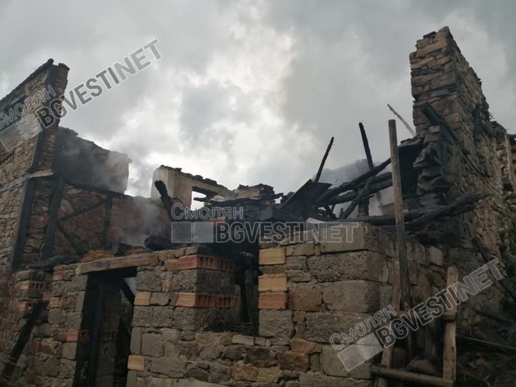 Изгоря стара къща, ползвана за плевня, в село Търън