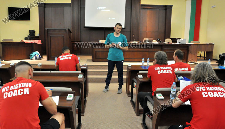 12 футболни треньори преминаха обучение за подготовка на деца със специални потребности