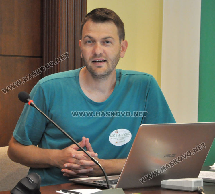 доц. д-р Стоян Денев