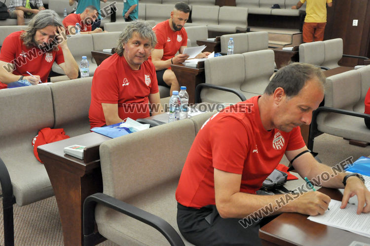 12 футболни треньори преминаха обучение за подготовка на деца със специални потребности