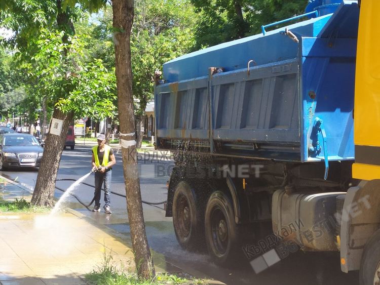 Мерят от балконите с буркани, лук,картофи работниците по чистотата в Кърджали, миещи улиците нощем