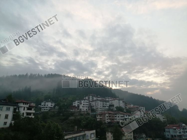 Отново дъждовни облаци около и след обяд, гръмотевични бури на места