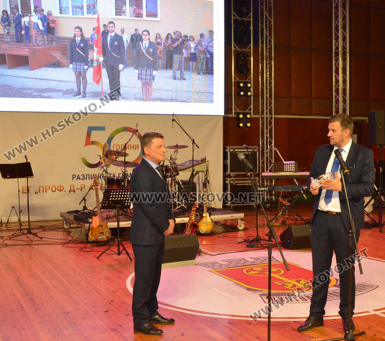 Концерт-спектакъл, изложба и шествие за 50-годишнината на Езиковата гимназия