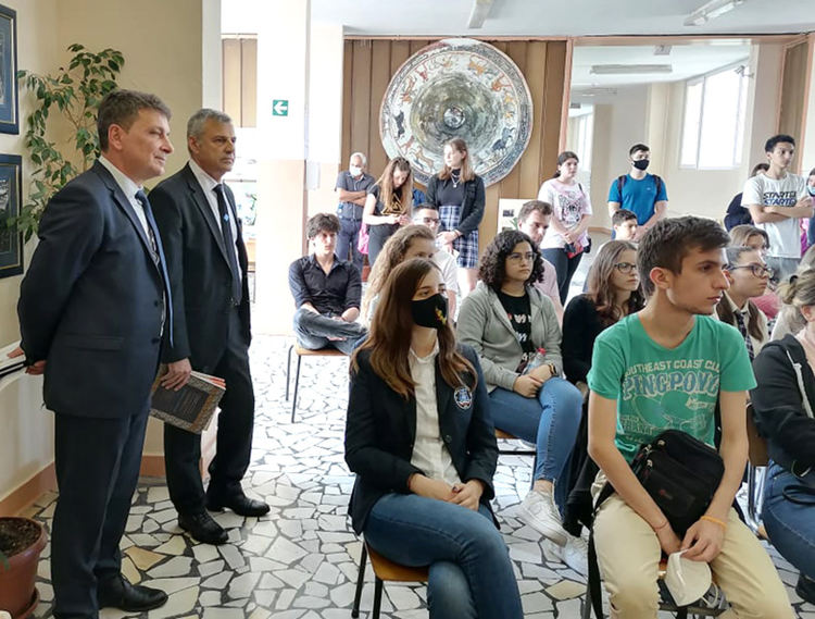 Отличиха изявени ученици в Деня на отворените врати в Езиковата, плакет за директора