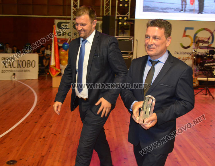 Концерт-спектакъл, изложба и шествие за 50-годишнината на Езиковата гимназия