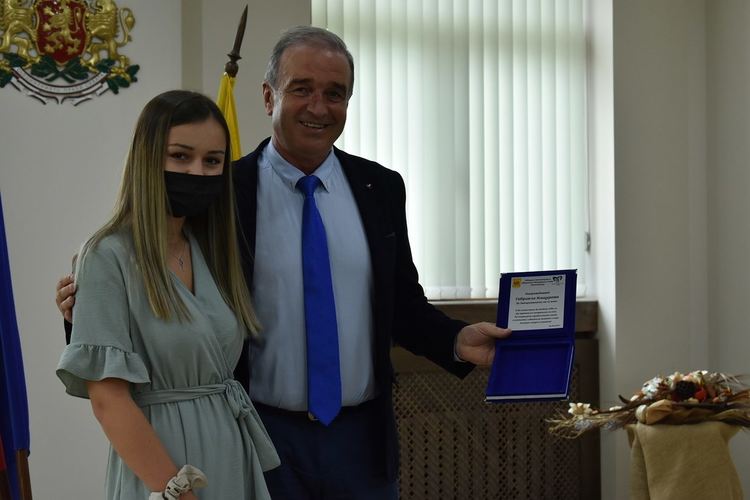 Връчиха плакети на зрелостници от Общински младежки съвет - Асеновград 