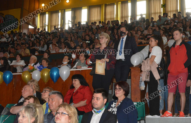 Концерт-спектакъл, изложба и шествие за 50-годишнината на Езиковата гимназия