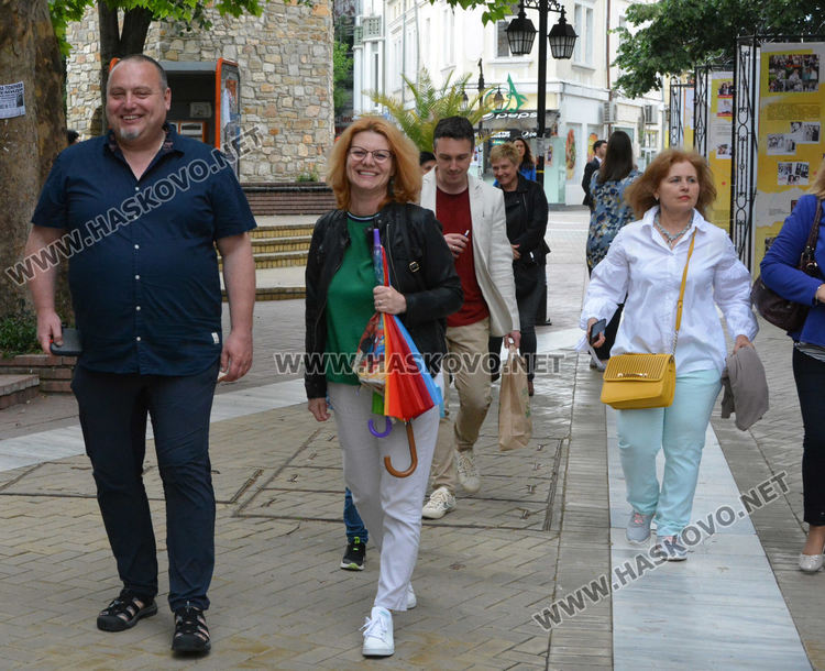 Концерт-спектакъл, изложба и шествие за 50-годишнината на Езиковата гимназия