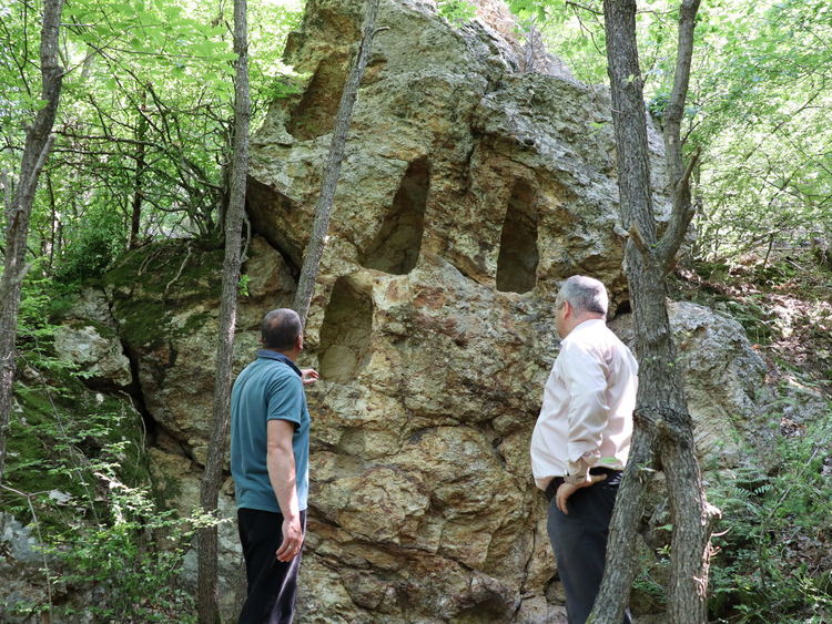 Кметът на Ардино огледа новооткритите уникални скални ниши край Голобрад