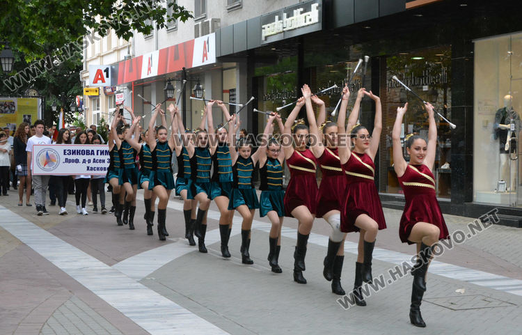 Концерт-спектакъл, изложба и шествие за 50-годишнината на Езиковата гимназия