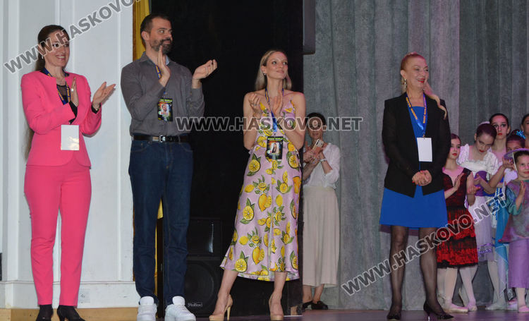 Милена Налбантова с плакет от областния управител на откриването на „Вълшебен свят“