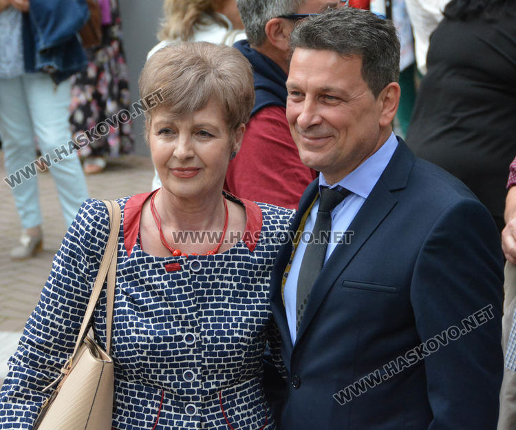 Концерт-спектакъл, изложба и шествие за 50-годишнината на Езиковата гимназия