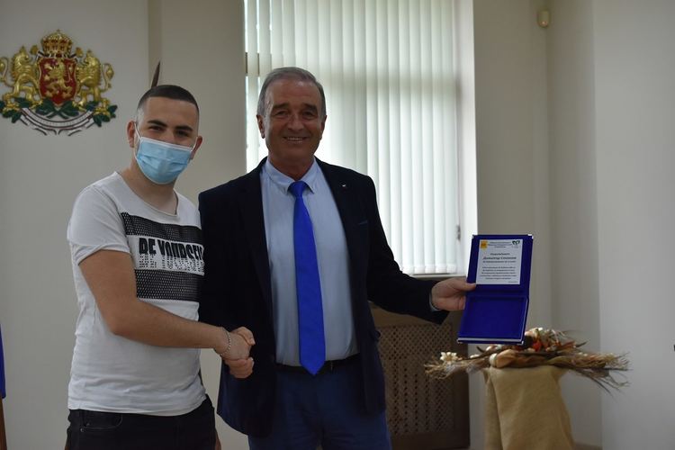 Връчиха плакети на зрелостници от Общински младежки съвет - Асеновград 