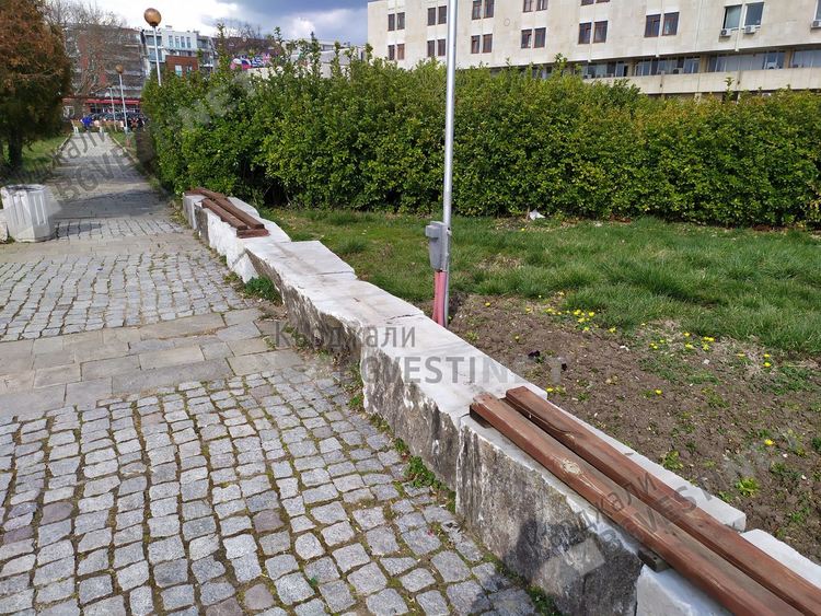 Вандали потрошиха десетки метри пейки около паметника на Апостола, дори от Махалата негодуват