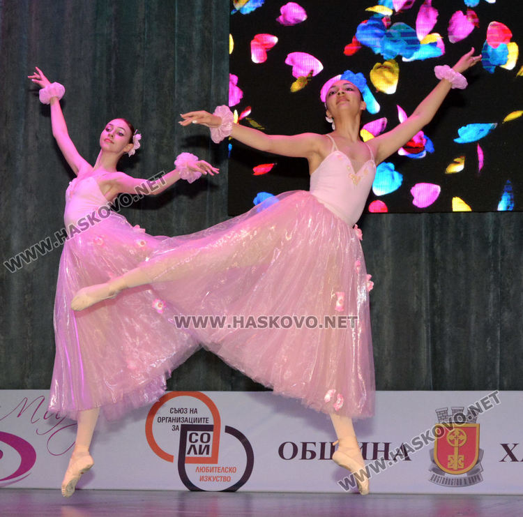 Милена Налбантова с плакет от областния управител на откриването на „Вълшебен свят“