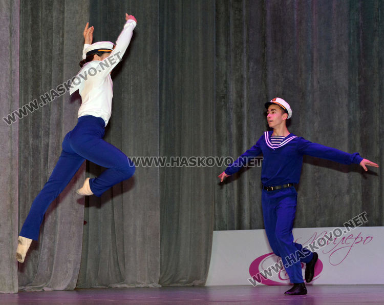 Милена Налбантова с плакет от областния управител на откриването на „Вълшебен свят“