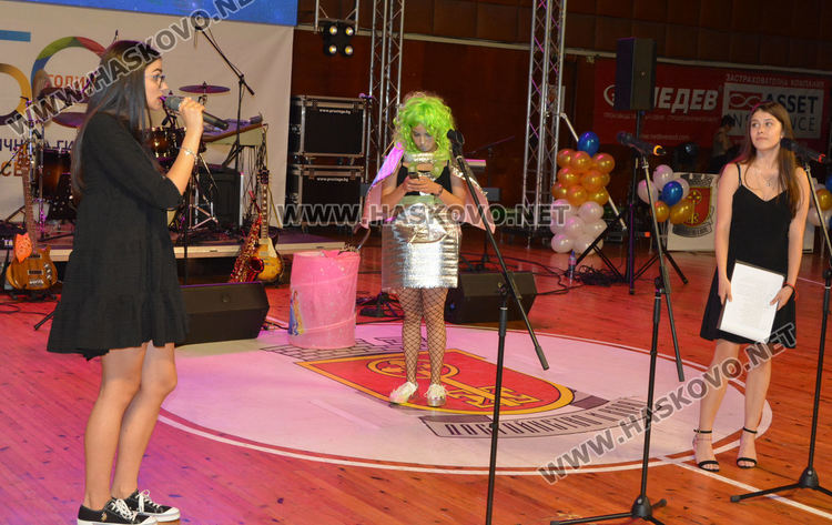 Концерт-спектакъл, изложба и шествие за 50-годишнината на Езиковата гимназия