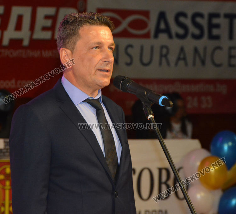 Концерт-спектакъл, изложба и шествие за 50-годишнината на Езиковата гимназия