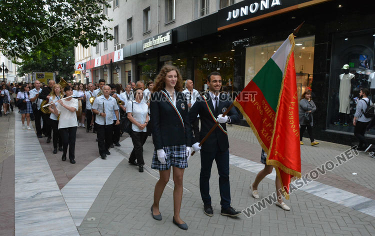 Концерт-спектакъл, изложба и шествие за 50-годишнината на Езиковата гимназия