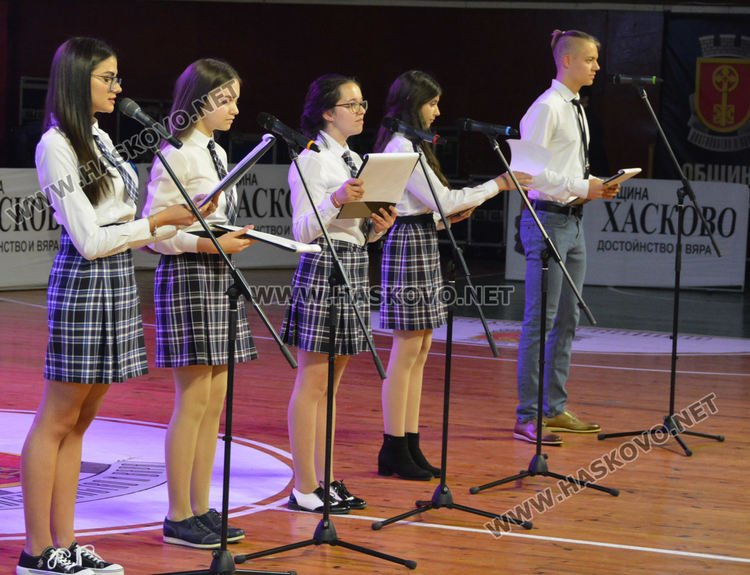 Концерт-спектакъл, изложба и шествие за 50-годишнината на Езиковата гимназия