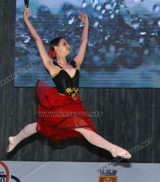 Милена Налбантова с плакет от областния управител на откриването на „Вълшебен свят“