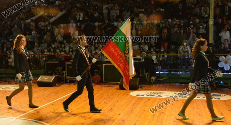 Концерт-спектакъл, изложба и шествие за 50-годишнината на Езиковата гимназия