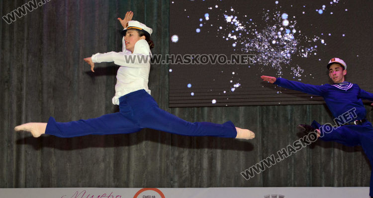 Милена Налбантова с плакет от областния управител на откриването на „Вълшебен свят“