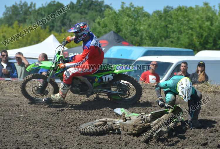 Над 100 стартираха в състезание по мотокрос край Горски извор