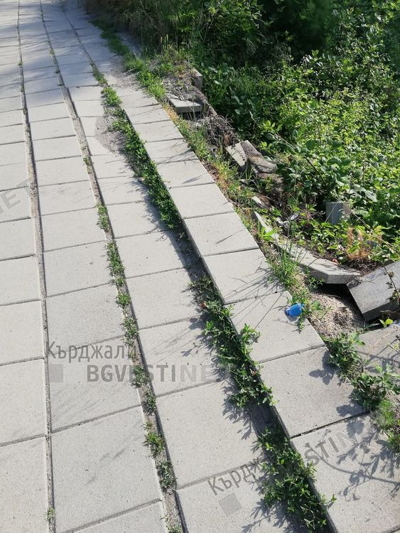 Тротоар на основен булевард в Кърджали пропада,опасен е за преминаване
