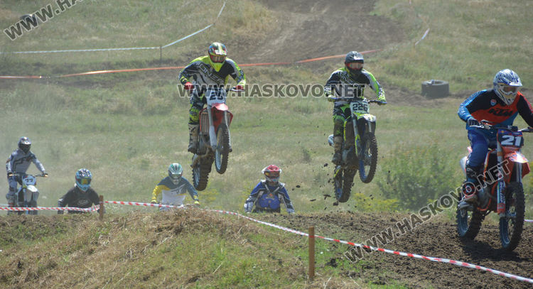 Над 100 стартираха в състезание по мотокрос край Горски извор