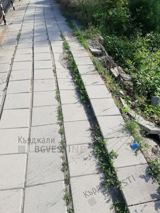 Тротоар на основен булевард в Кърджали пропада,опасен е за преминаване