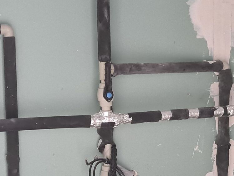 Спортната зала в село Тополово скоро ще е готова за ползване (снимки)