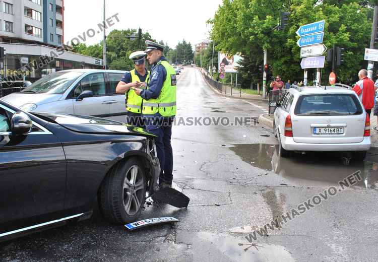 Мерцедес и Опел катастрофираха на Кърджалийска, разбиха ограждение